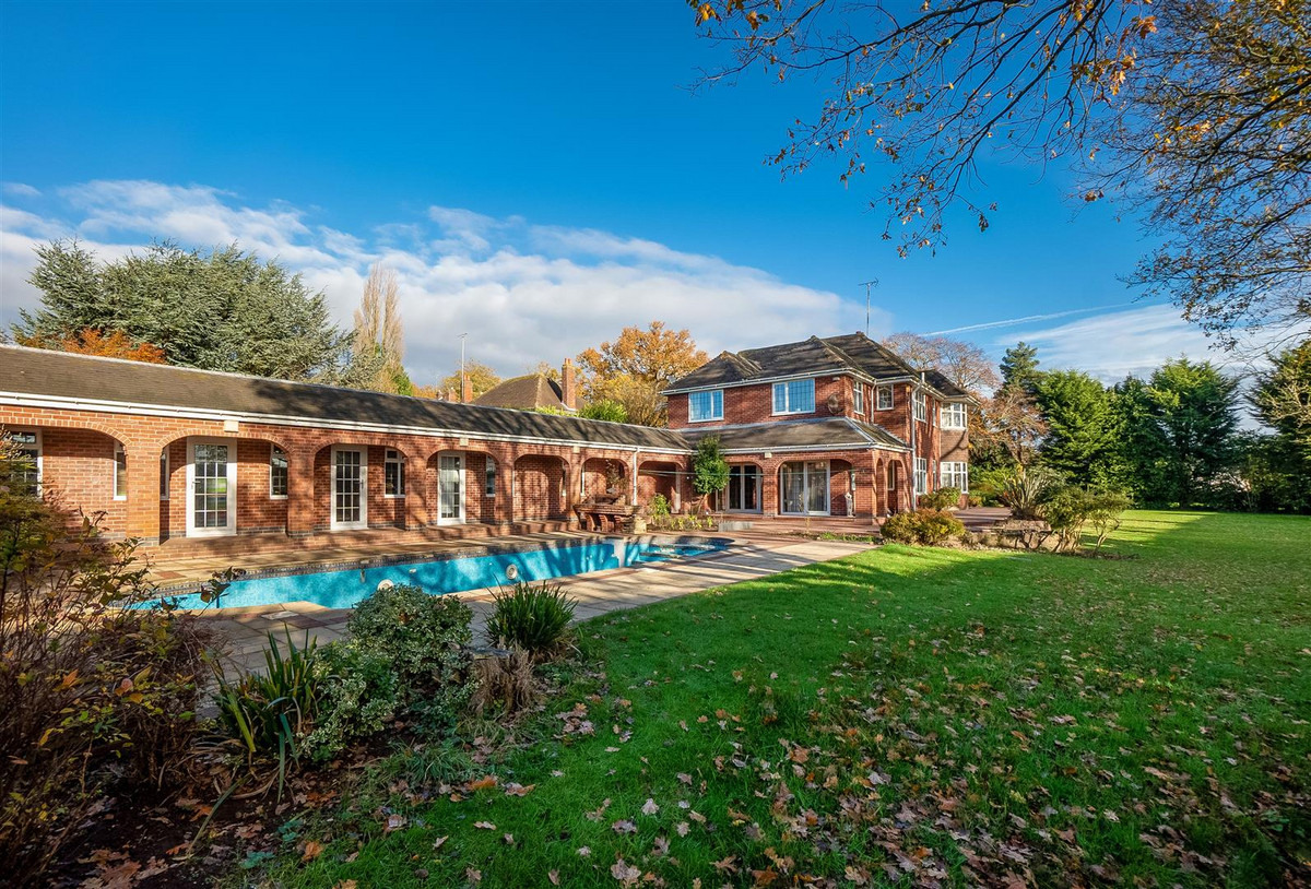 Homes with tennis courts for Wimbledon Fine & Country