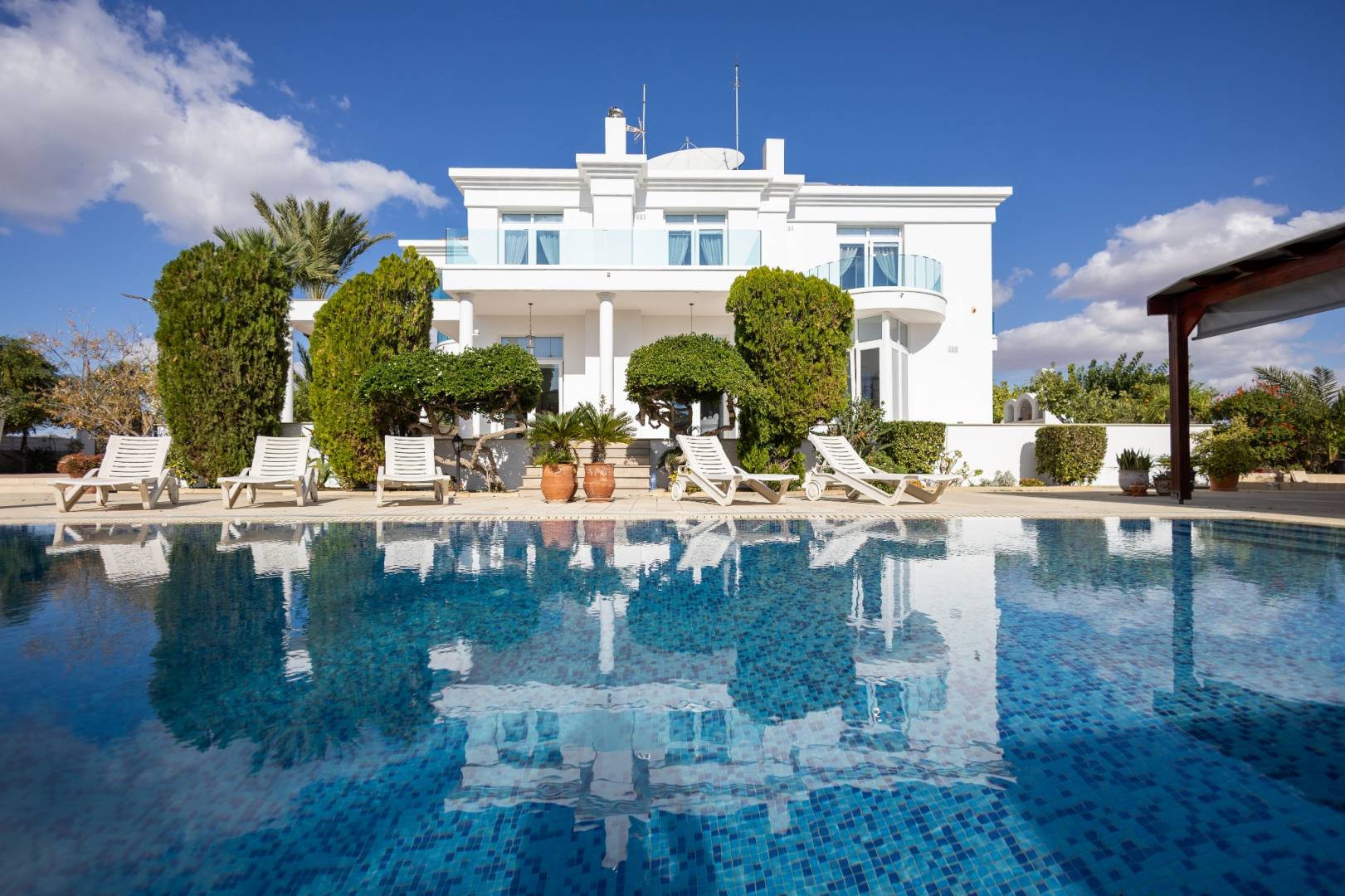 Curated visual reference: Fresh Look at Splashing Out Top 10 Poolside Properties