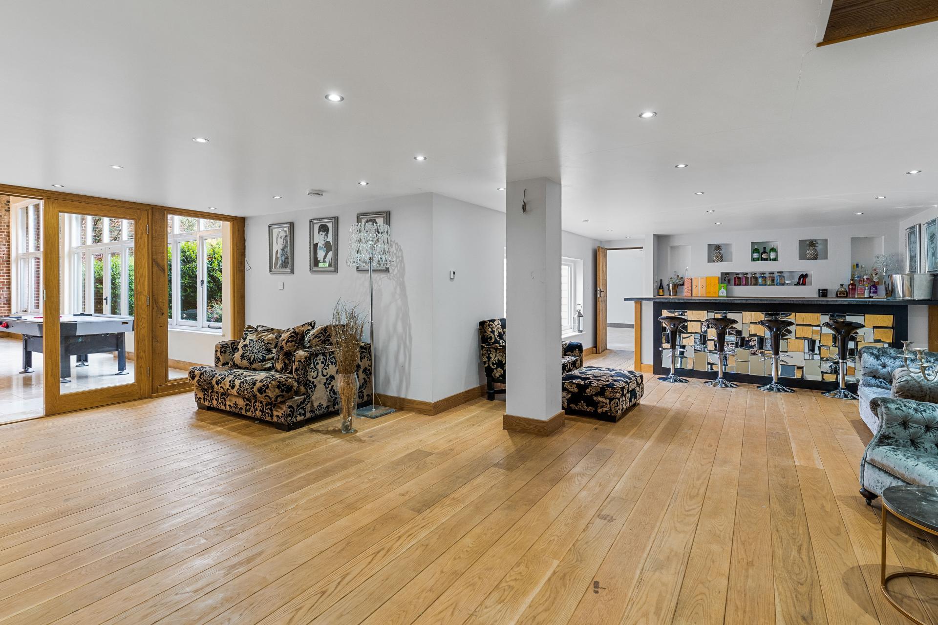 Thundridge, Hertforshire, 5 bedrooms Bar area