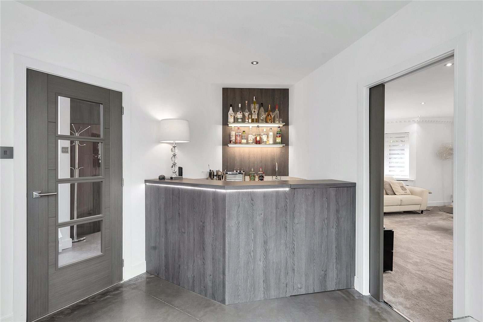 Watford, London, 6 bedrooms Bar area