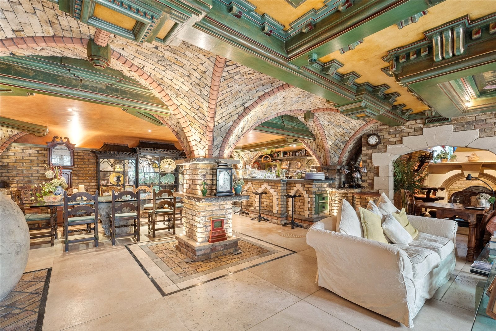 Wraysbury, Windsor, 7 bedrooms Bar area