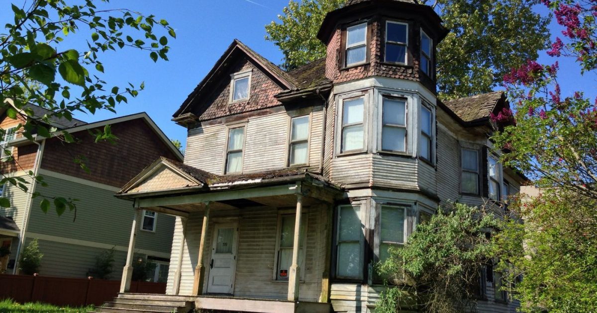 Should you warn a potential buyer that your house is haunted? Fine