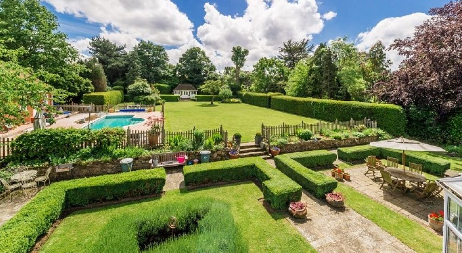 Homes for Al Fresco Entertaining in England