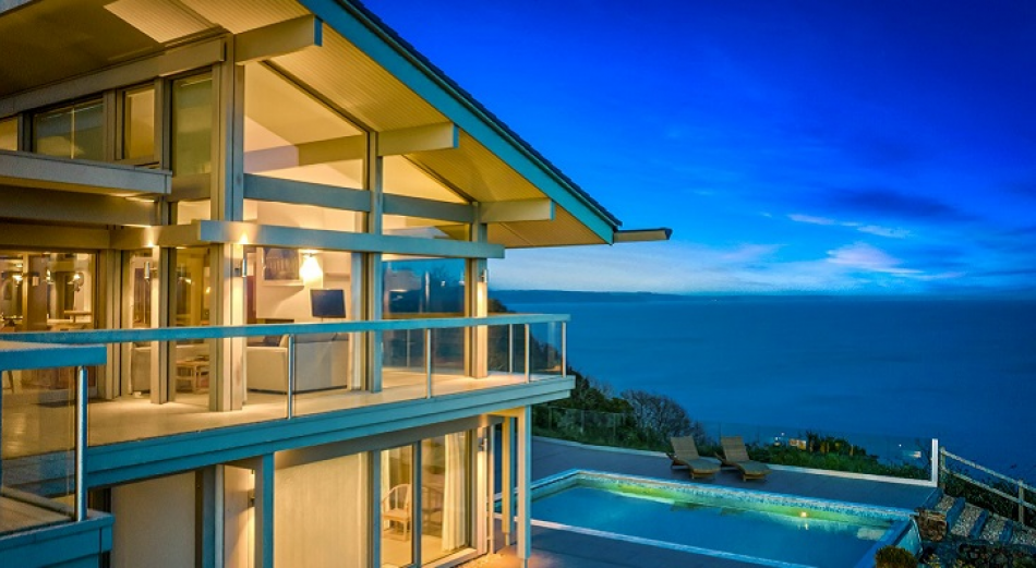 How to Sell a House with a Swimming Pool in the UK