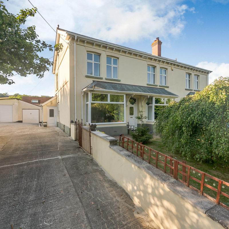 Detached House for sale with 5 bedrooms, Nadderwater, Exeter Fine & Country