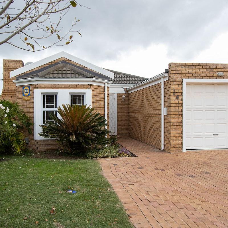 House for sale with 2 bedrooms, 4, Beethoven Crescent Fine & Country