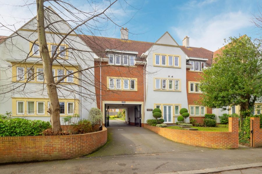 Apartment to rent with 3 bedrooms, Camborne Road , Sutton Fine & Country