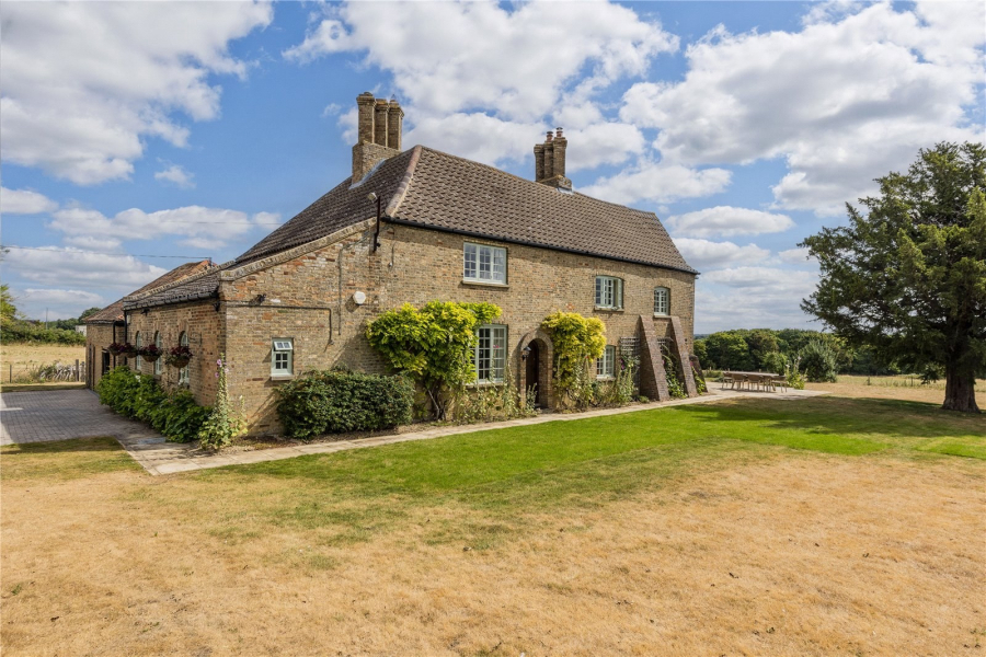 Detached House for sale with 4 bedrooms, Millow, Dunton Fine & Country