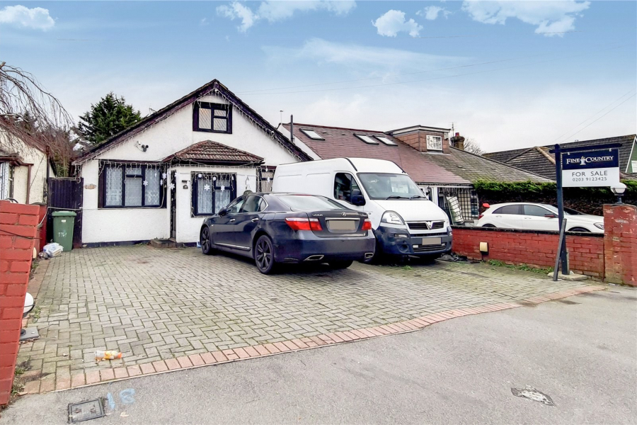 Detached Bungalow for sale with 4 bedrooms, Pield Heath Avenue