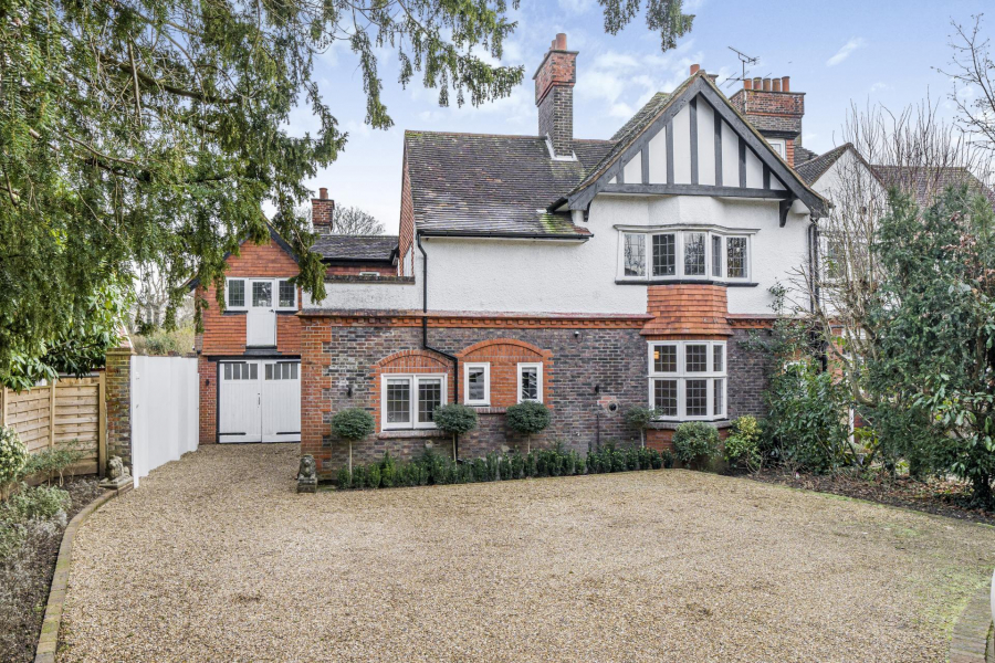 SemiDetached House for sale with 4 bedrooms, Furze Hill, Kingswood