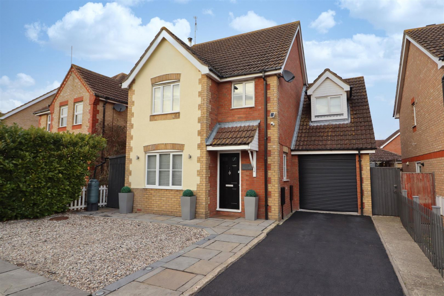 Detached House for sale with 4 bedrooms, Buttercup Way, Southminster